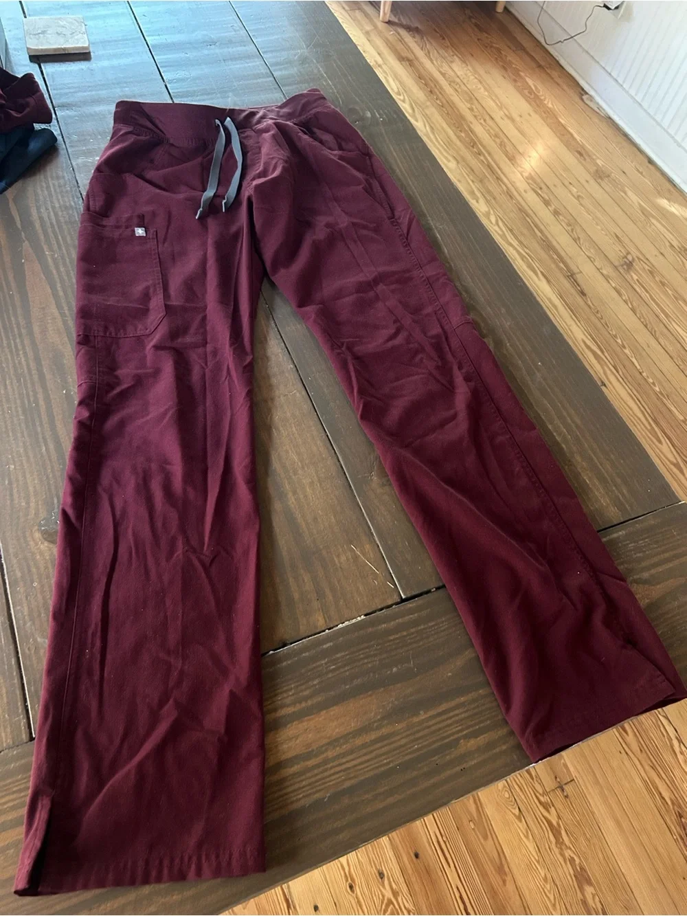 FIGS scrubs bottoms S in burgundy women’s